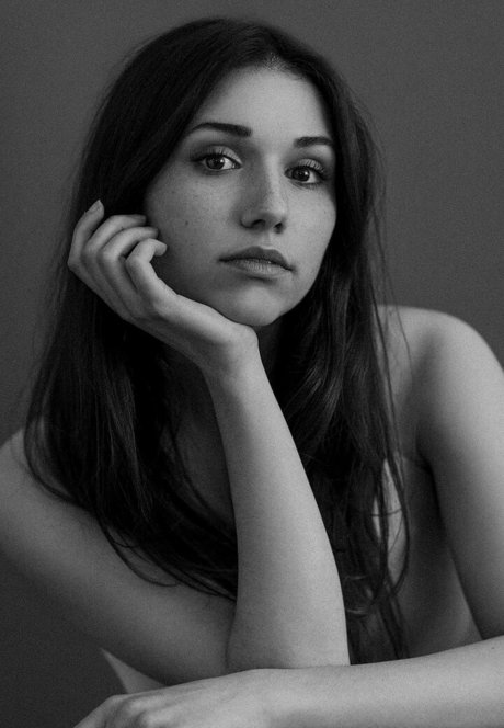 Grace Caroline Currey star exclusive photo