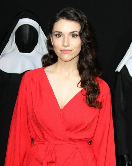 Grace Caroline Currey pretty actress photo