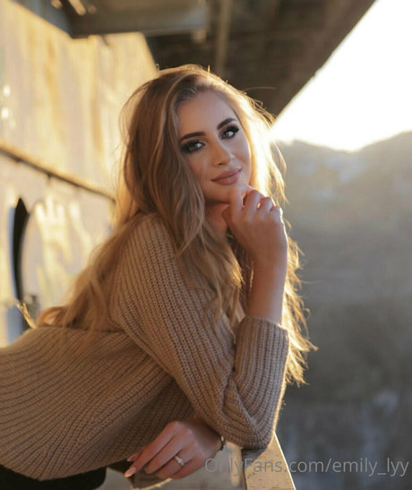 emily lyy erotic star picture