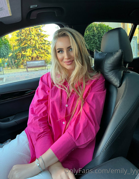 emily lyy exclusive model images