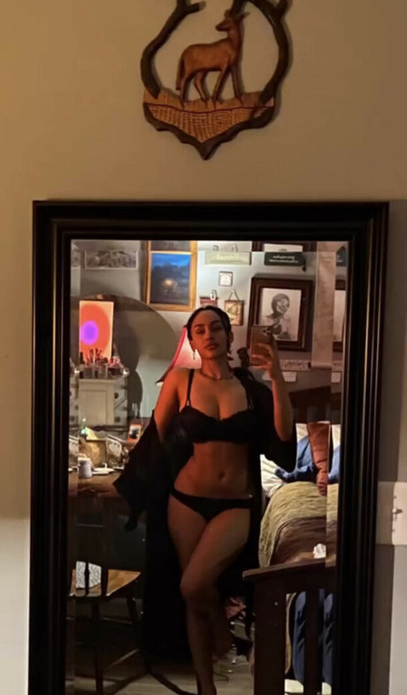 Aaliyeezy model perfect photos