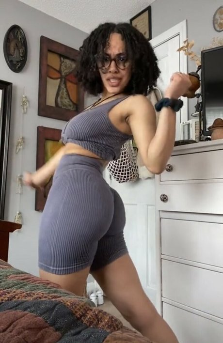 Aaliyeezy hd actress images