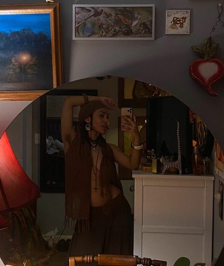 Aaliyeezy star naked img