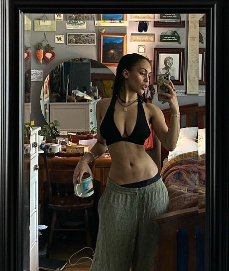 Aaliyeezy naked star pics