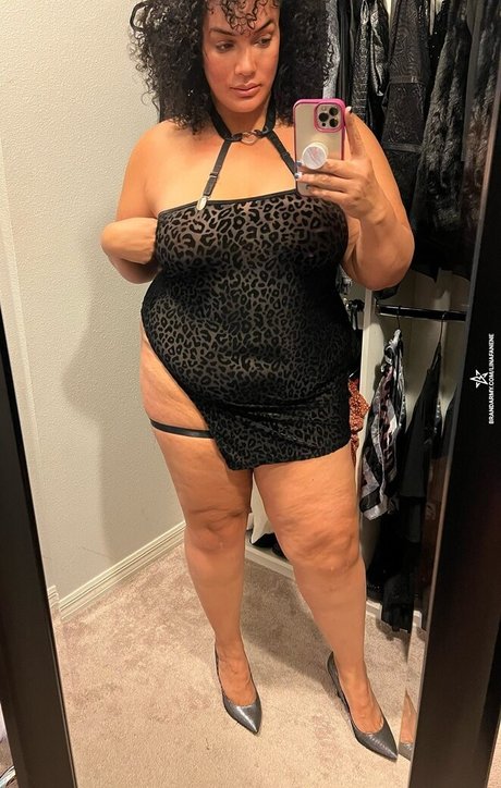 Nia Jax perfect star pics