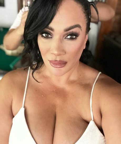 Nia Jax star free image