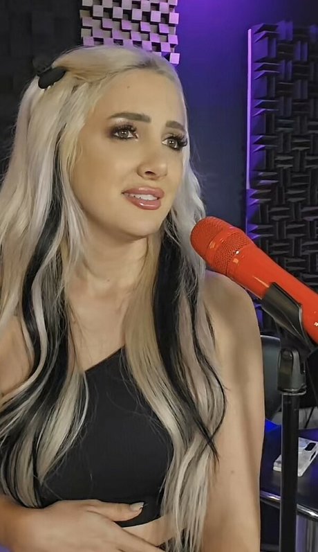 Addie Nicole Amick sexy pornstar image