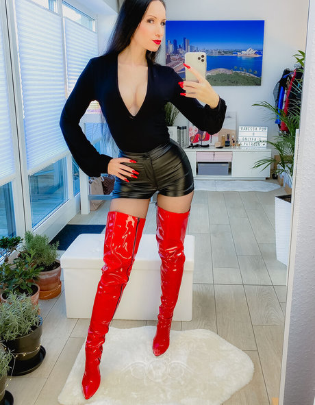 Vanessa Pur erotic actress photos