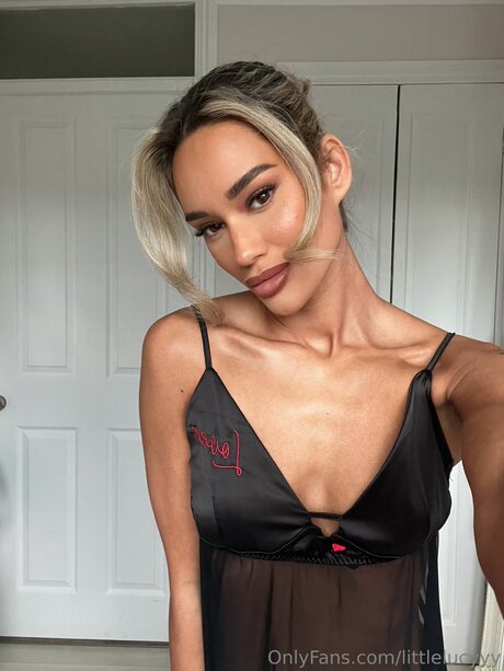 Littlelucyyy pretty pornstar image