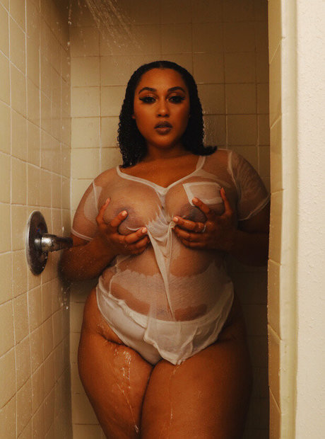 Chantelles Kitchen model pretty picture