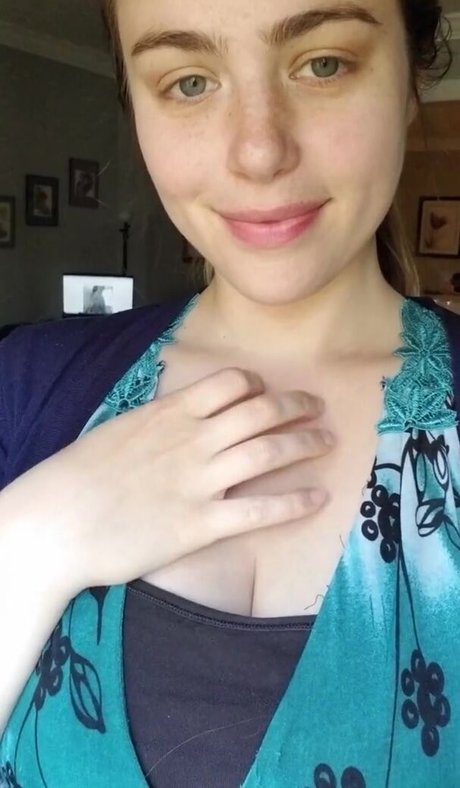 AwesomeKate model exclusive pics