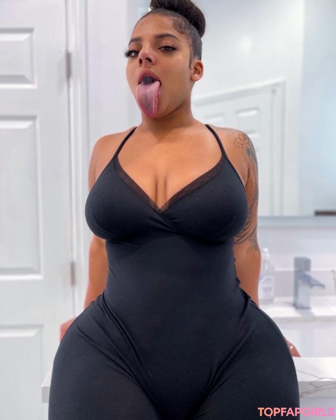 KKVSH pornstar beautiful photos