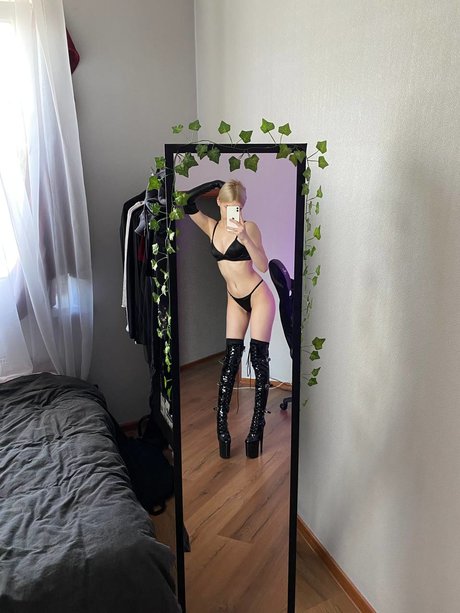 tattooed redhead onlyfans exclusive pic