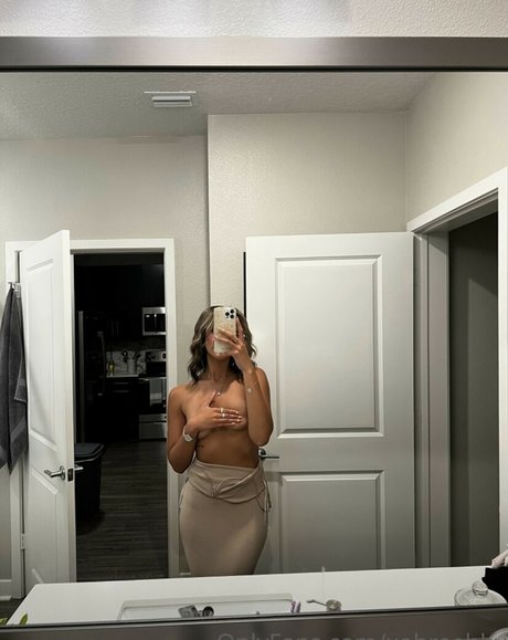 xobreebby naked pornstar image