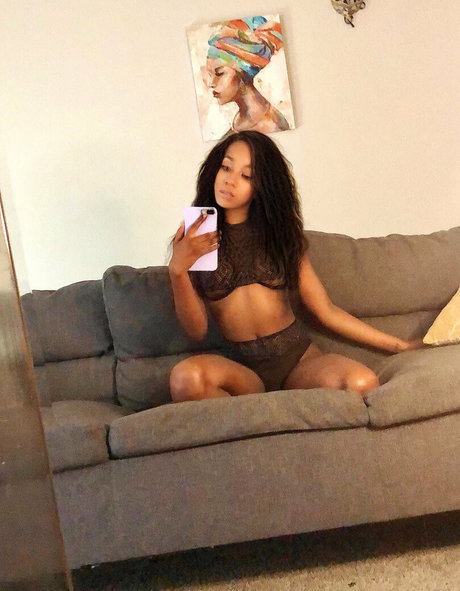 aprilraeee nudes pornstar img