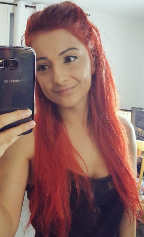 AnnieFuchsia star nude pics