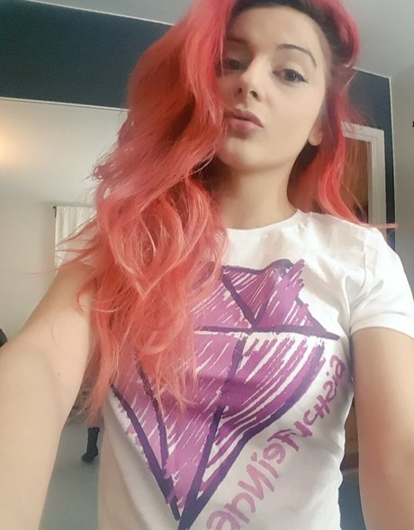 AnnieFuchsia star hot picture