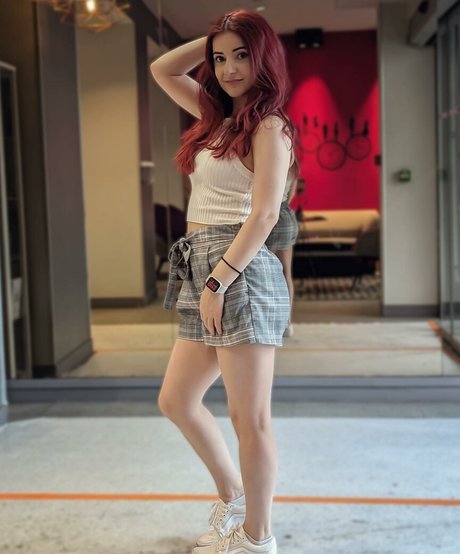 AnnieFuchsia model erotic image