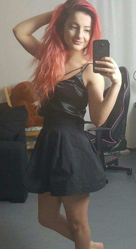 AnnieFuchsia art model pictures