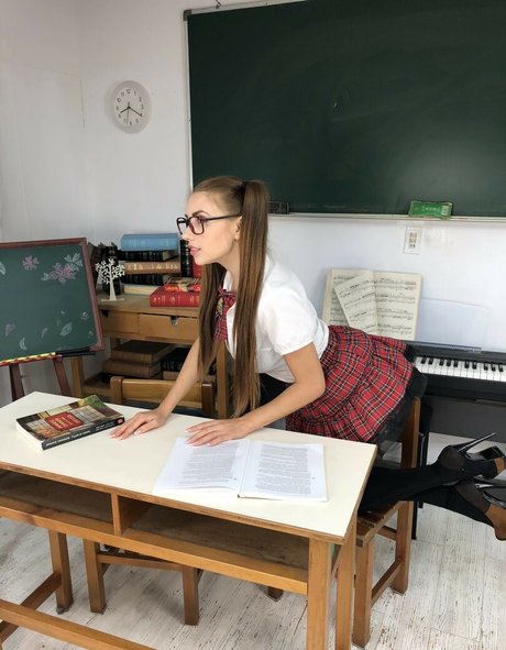 Niemira naked star img