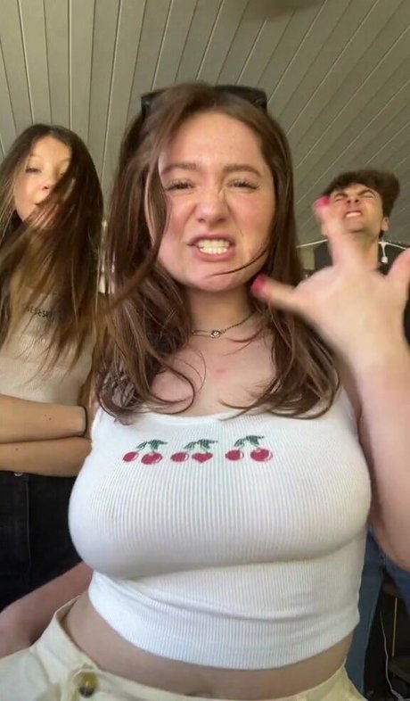 Emma Kenney high quality star photos