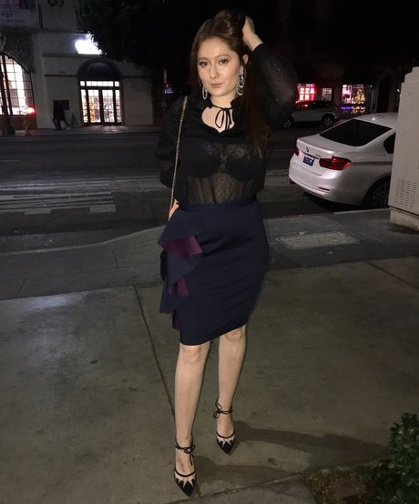 Emma Kenney sexy star galleries