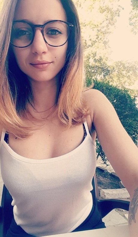 Laure Valee pretty star picture