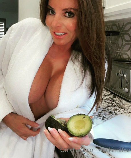 tiny onlyfans top pic