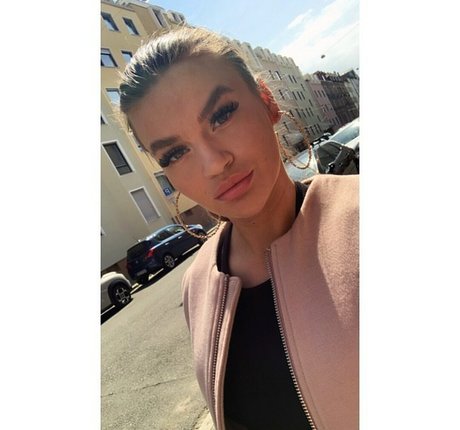 Sarah Slavo exclusive actress pics