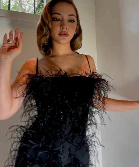 Madelyn Cline art actress galleries