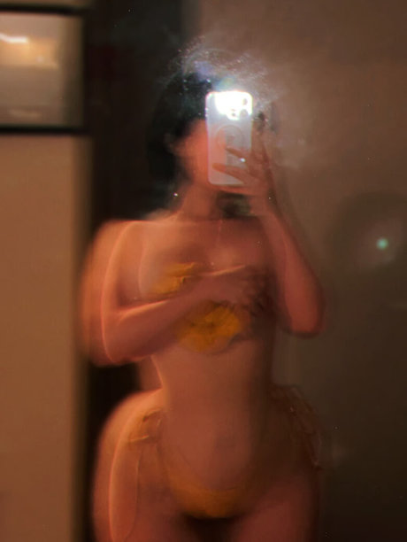 female popular onlyfans naked pic