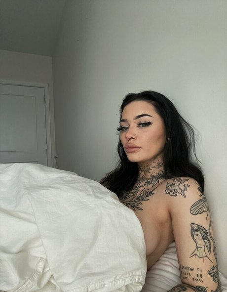 Locallystupid nude model image