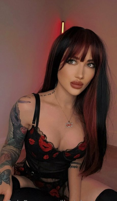 Lizzie Le Strange art model image