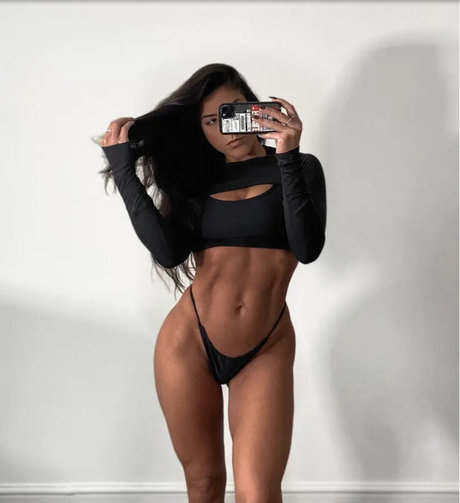 Leah Shutkever star erotic image