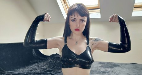 missdellavigne model free pics