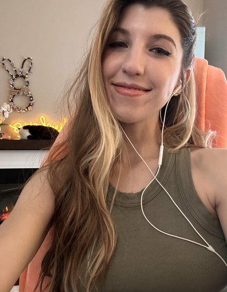 beautiful babe onlyfans hd img