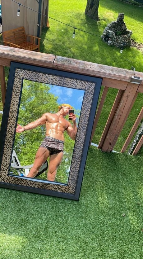 tooturntuncensored star naked pic