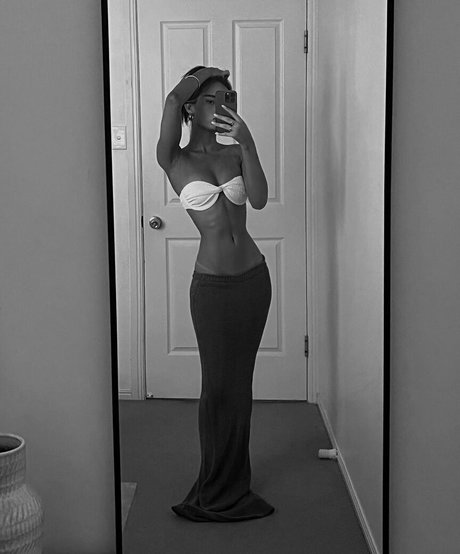 Holly Mueller nude model images