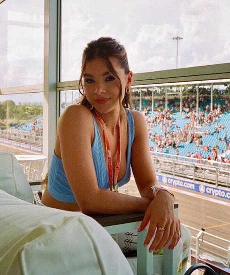 Hailee Steinfeld pornstar adult image