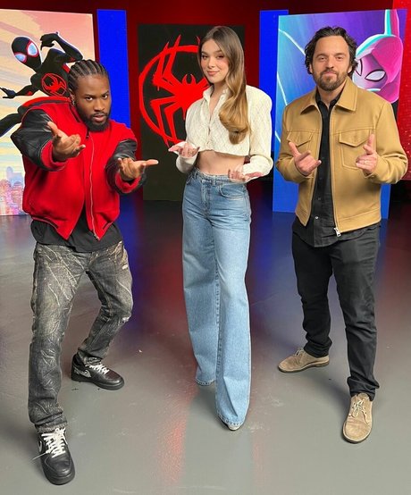 Hailee Steinfeld xxx model gallery