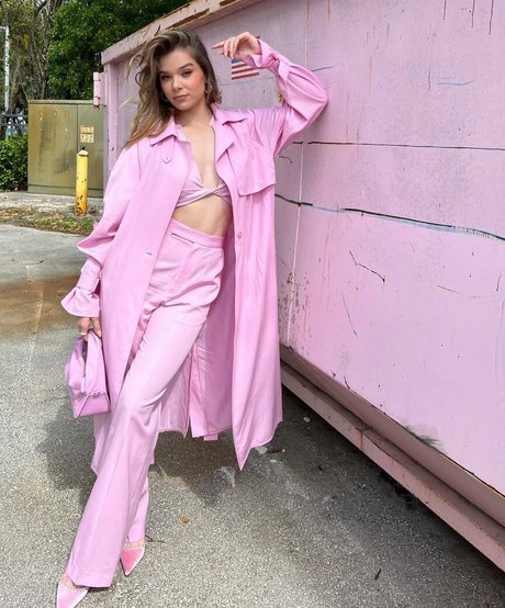 Hailee Steinfeld erotic pornstar photos