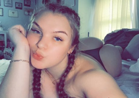 EmilyLittless adult model photos