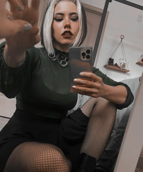 Luna Bloom pretty model photos