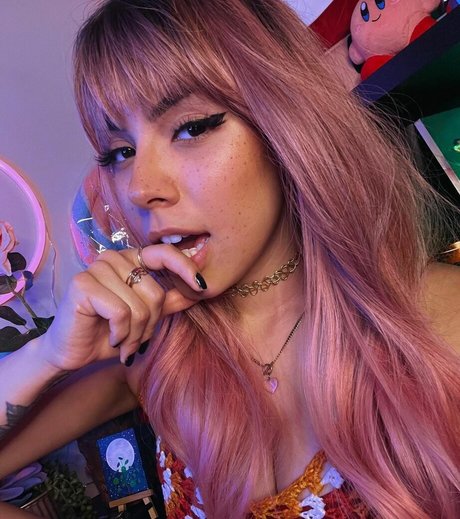 Luna Bloom model hot pics