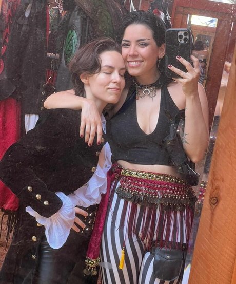 Luna Bloom adult actress galleries