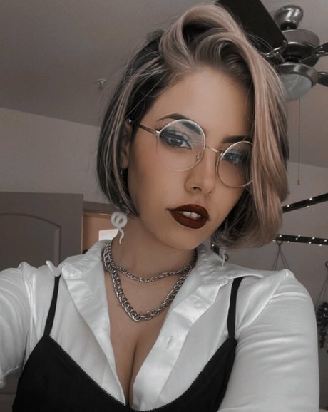 Luna Bloom model pornographic archive