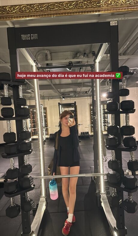 Liv Resenhas naked star image