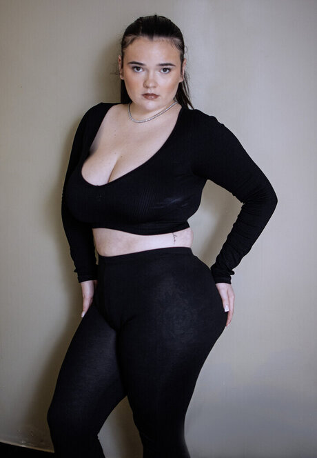 Katieexo134 pornographic model img