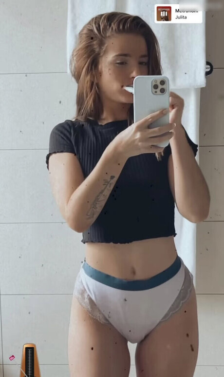 Julia Schulze hot model photo