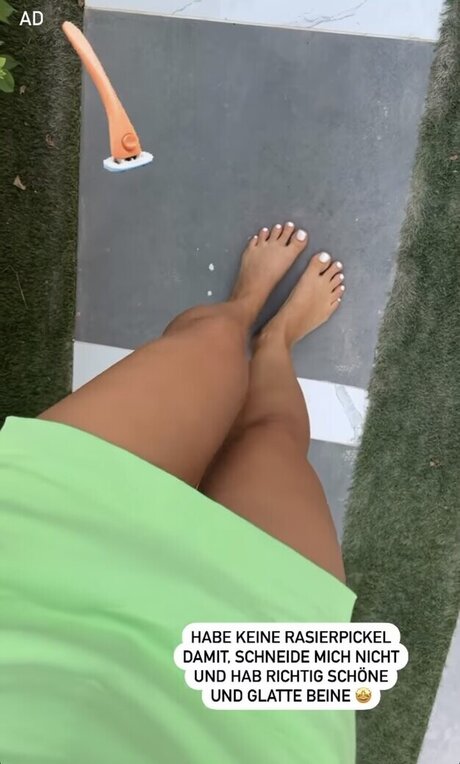 Sarah Harrison model pretty galleries